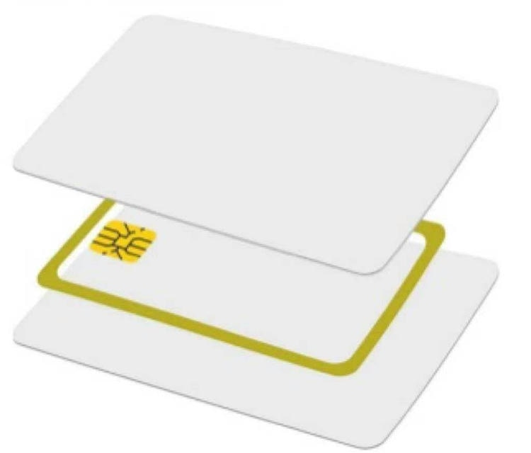 RFID kartica s promenljivim UID-om postavljena je blizu stonog čitača i programatora kartica radi prikaza lakog ponovnog upisa podataka za korisnike.