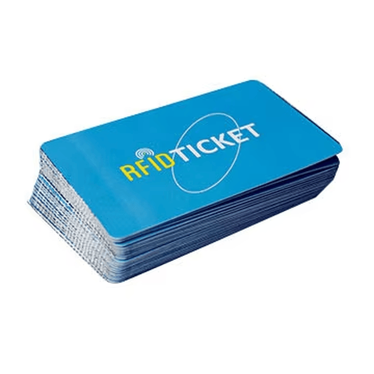 Studijski prikaz plavog snopa RFID papirnih ulaznica 80x30mm ističe kompaktnu veličinu i čiste zaobljene ivice.