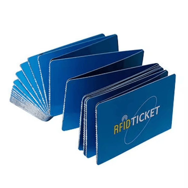 Studijski render plavih RFID papirnih ulaznica 80x30mm u rasporedu lepeze za pametne elektronske ulaznice i NFC pristup.