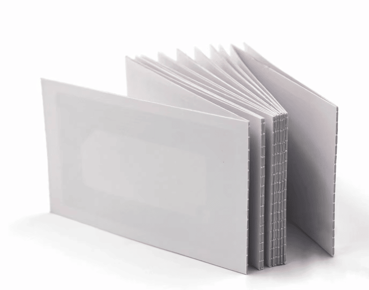 Studijski snop praznih listova RFID papirnih ulaznica 80x30mm prikazuje debljinu i dosledno poravnanje za kodiranje.