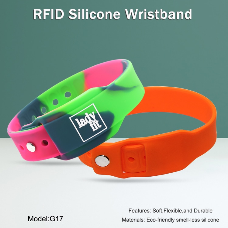 Silikonska RFID narukvica G17 prikazana u narandžastim i višebojnim trakama za identifikaciju članova kluba i brz pristup vratima.