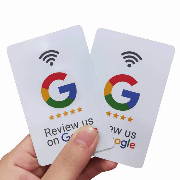 Beskontaktne kartice za recenzije imaju i NFC čip i mogućnost očitavanja QR koda radi većeg angažovanja kupaca