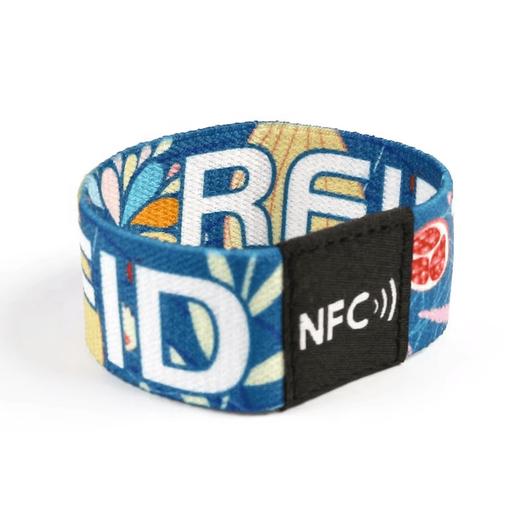 Nekoliko elastičnih RFID narukvica za odmaralište sa štampom po meri ima kvalitetnu grafiku u boji koja jača identitet luksuznih hotela.