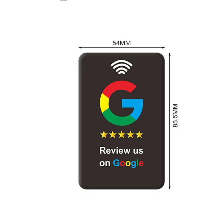 Vizuelni prikaz kupca koji pronalazi Google karticu za recenzije unutar svog paketa tokom trenutka raspakivanja.