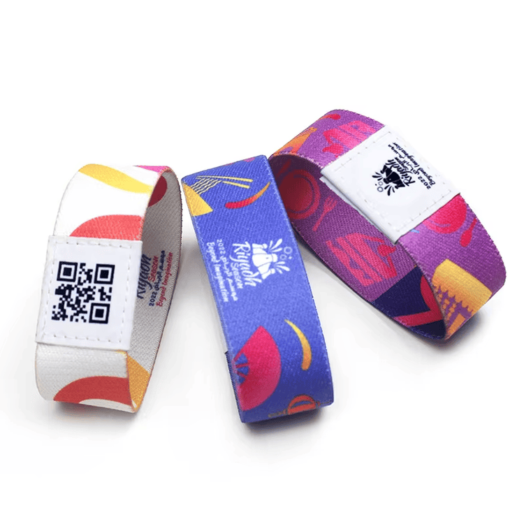 Fotografija proizvoda Podesive elastične RFID narukvice za višednevne događaje sa prikazom festivalske ulaznice za kupce koji porede rešenja iz kategorije Elastične RFID narukvice.