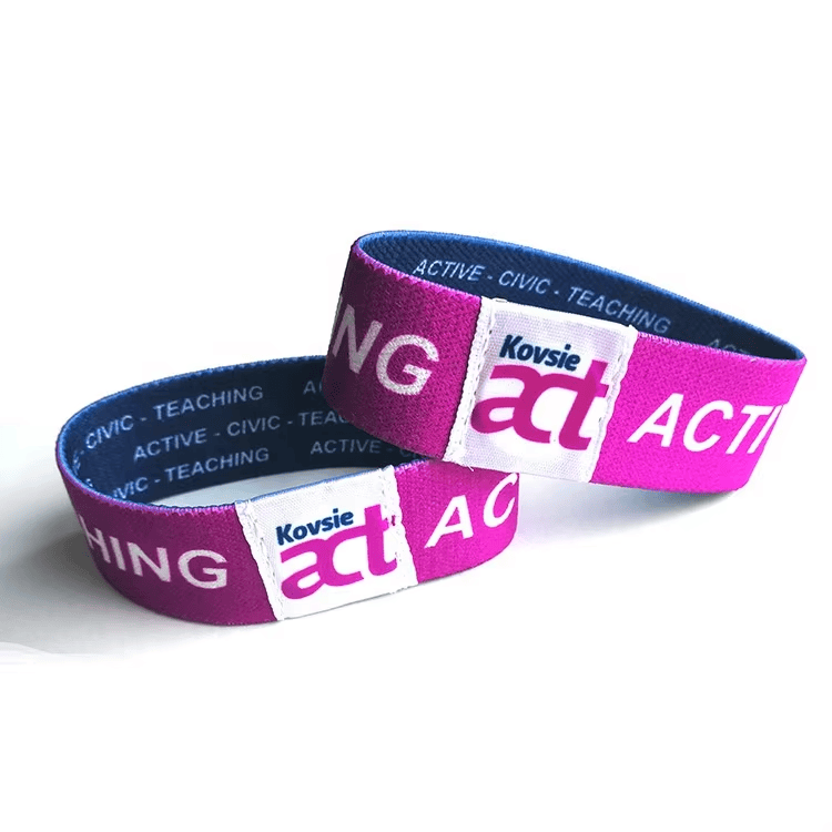 Ova slika prikazuje Elastične RFID narukvice za prijavu na konferenciju i ističe štampani logotip za primene iz kategorije Elastične RFID narukvice.