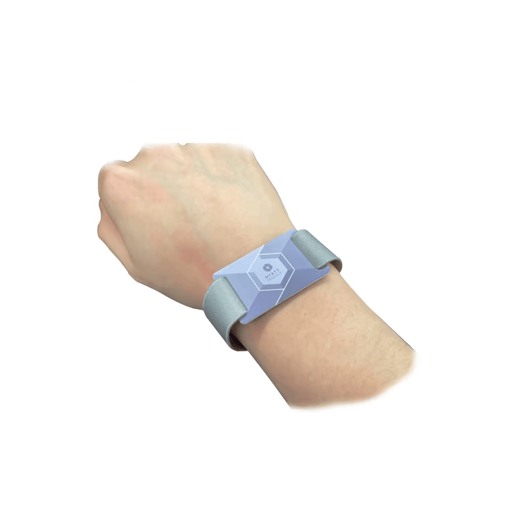 Elastične RFID narukvice za praćenje maratona prikazane sa bezgotovinskim plaćanjem za kupce koji upoređuju rešenja Elastičnih RFID narukvica.