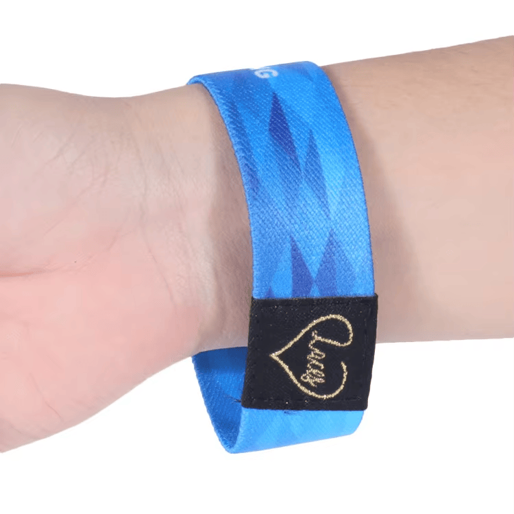 Fotografija proizvoda Elastične RFID narukvice za VIP ulaz u noćni klub iz perspektive koja ističe festivalske ulaznice za primene iz kategorije Elastične RFID narukvice.