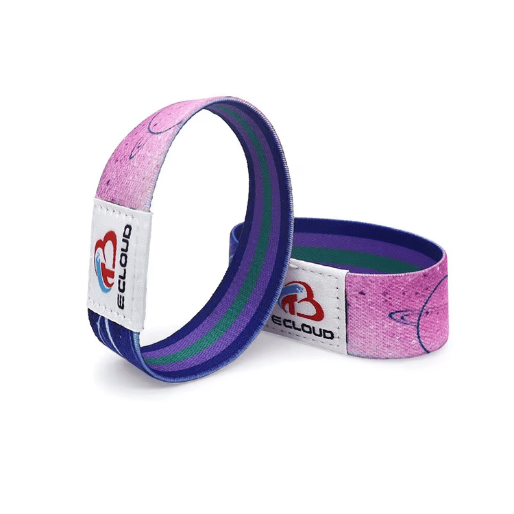 Šarena kolekcija elastičnih RFID narukvica za teretanu prikazuje različite uzorke i mogućnosti brendiranja po meri za članove fitnes kluba.