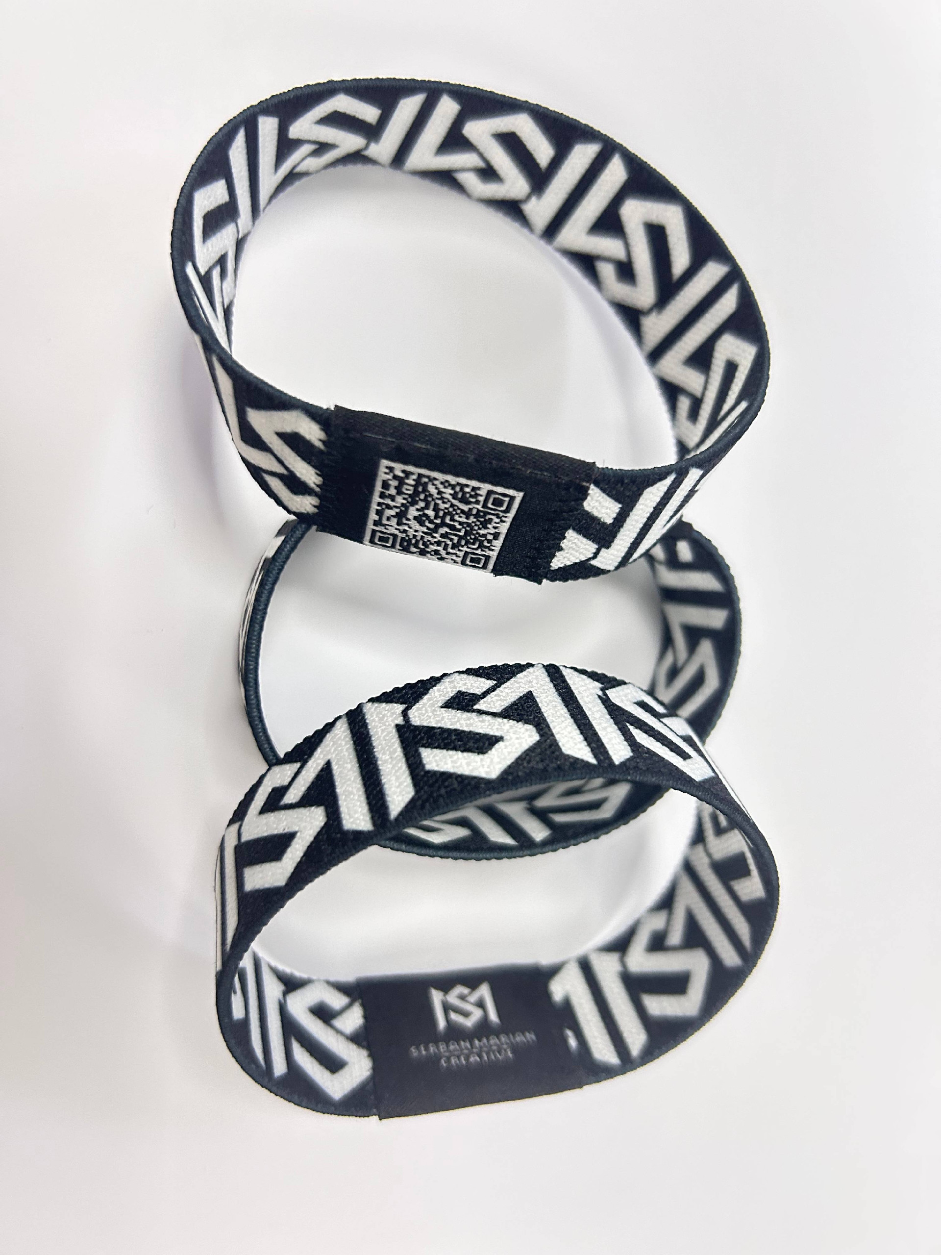Visokodefinisana termo transfer štampa na RFID tekstilnoj narukvici koja prikazuje postojane boje i oštre detalje logotipa za vidljivost brenda.