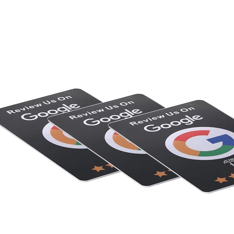 Marketinška grafika koja ilustruje kako pozitivne recenzije prikupljene putem NFC kartica mogu da povećaju konverzije prodaje u e-trgovini.