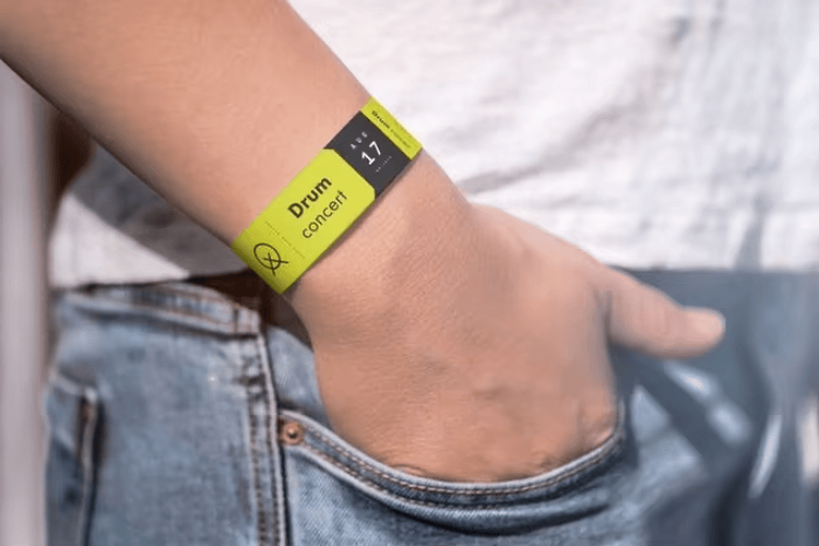 NFC elastična RFID narukvica prislanja se na beskontaktni čitač radi prikaza brzog i bezbednog prenosa podataka za goste.