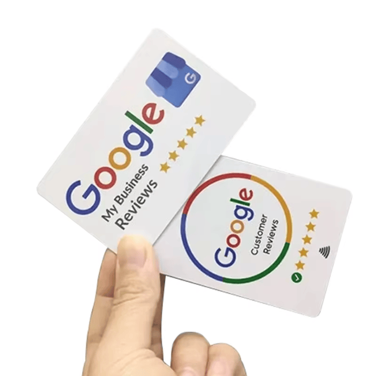 Kartica za Google recenzije na prijemnom pultu uslužne delatnosti podstiče klijente da ocene iskustvo nakon termina