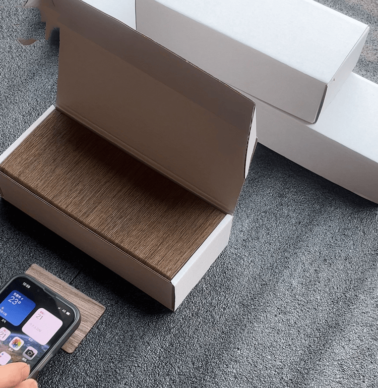 Ova slika prikazuje Hrastove pametne kartice sa RFID i NFC opcijama i ističe raspored antene za primene iz kategorije Drvene kartice.