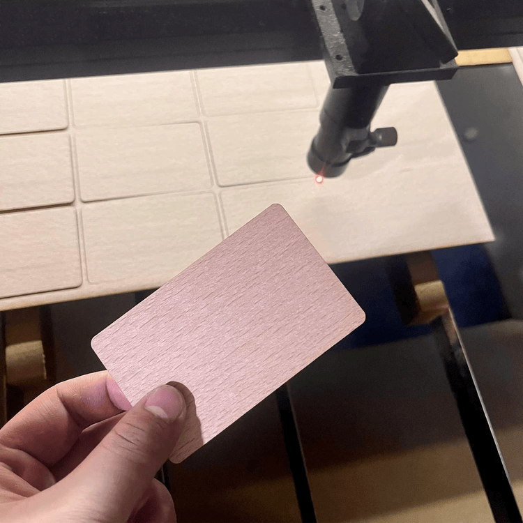 Fotografija proizvoda Hrastove pametne kartice sa RFID i NFC opcijama sa prikazom detalj čipa za kupce koji porede rešenja iz kategorije Drvene kartice.