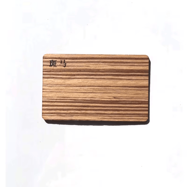 Fotografija proizvoda Sapele drvene RFID poklon-kartice sa prirodnom teksturom iz perspektive koja ističe raspored antene za primene iz kategorije Drvene kartice.