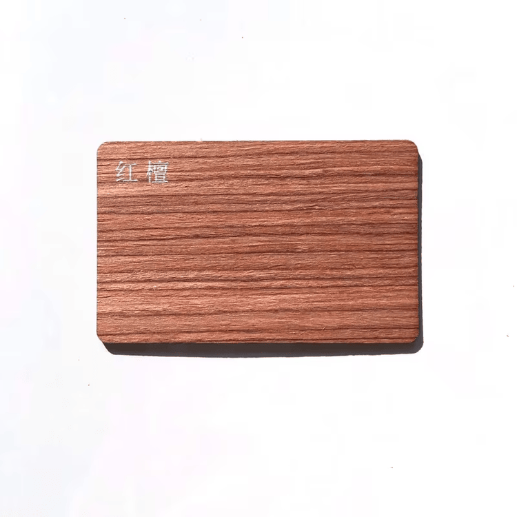 Ova slika prikazuje Sapele drvene RFID poklon-kartice sa prirodnom teksturom i ističe štampani logotip za primene iz kategorije Drvene kartice.