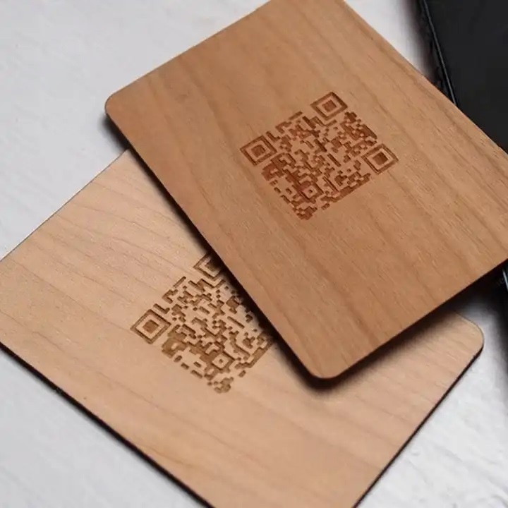 Prilagođene Sapele RFID drvene poklon kartice prikazane sa štampanim logotipom za kupce koji upoređuju rešenja drvenih kartica.