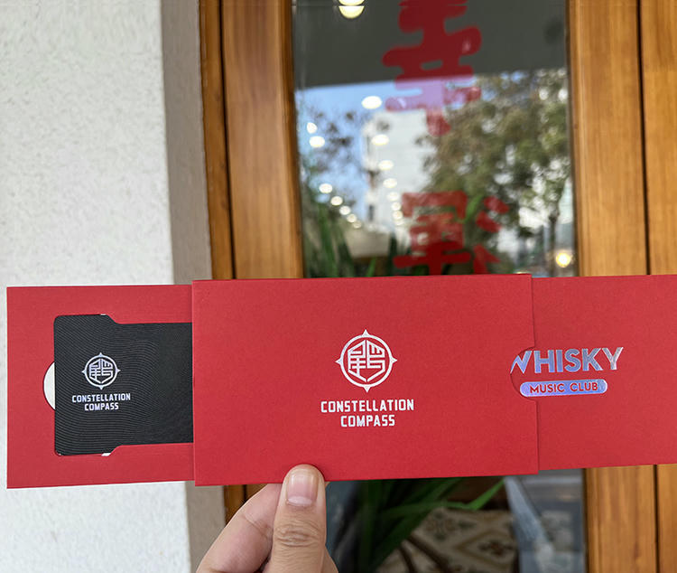 Ova slika prikazuje prilagođene plastične poklon kartice za programe nagrađivanja u okviru maloprodajnog pakovanja za primene plastičnih kartica.