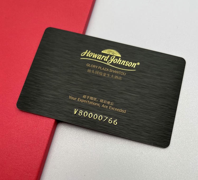 Elegantna brušena crna plastična kartica predstavlja zlatno Howard Johnson hotelsko brendiranje sa visokokvalitetnom metalnom teksturom za premijum upotrebu gostiju.