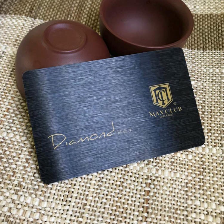 Elegantna crna brušena plastična kartica prikazuje zlatni rukopisni natpis Diamond i logotip Max Club za ekskluzivan utisak vrhunskog članstva.