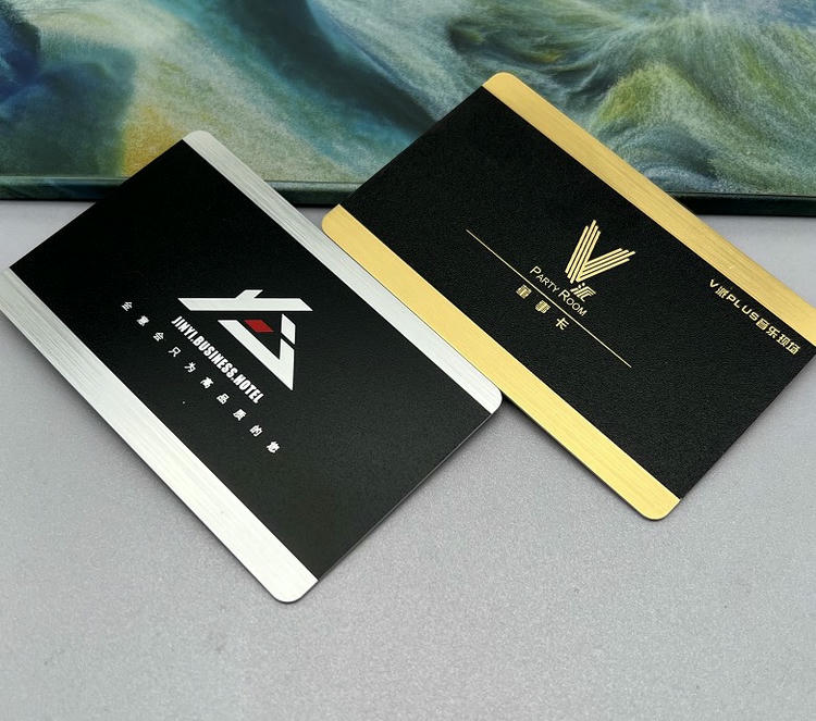 Više četkanih plastičnih kartica u različitim metalnim završnim obradama pokazuje raspon dostupnih boja i tekstura za prilagođeni brending.