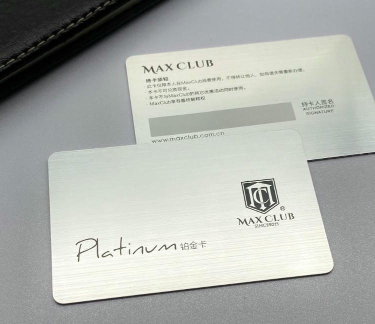 Na poleđini brušene srebrne plastične kartice nalaze se polje za potpis i uputstvo za upotrebu uz Max Club brendiranje za funkcionalnu eleganciju.