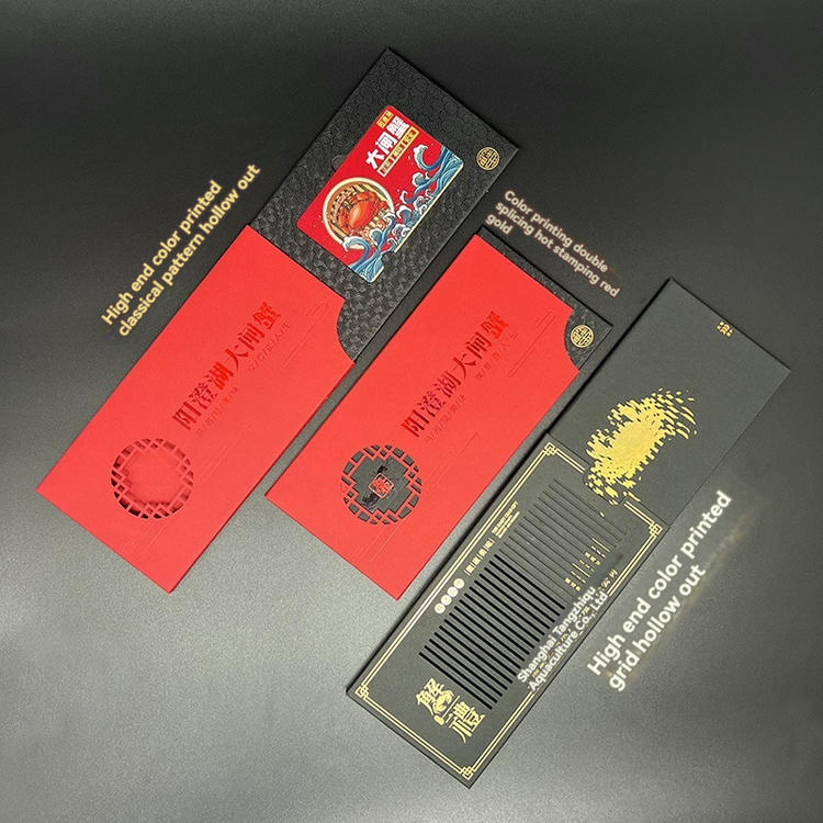 Prilagođene vrhunske poklon kartice za premijum brendove prikazane sa detaljem čipa za kupce koji upoređuju rešenja sa plastičnim karticama.