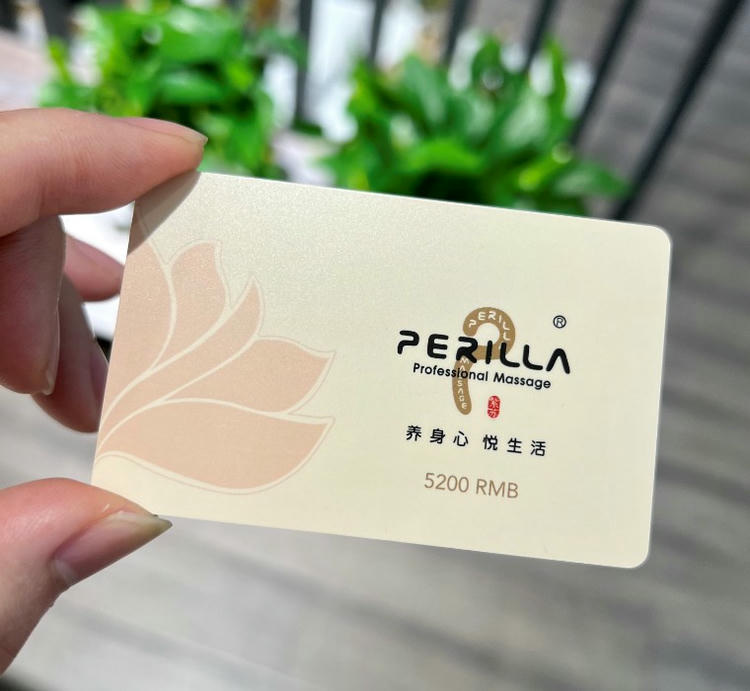 Prilagođene luksuzne VIP kartice za premijum članstvo prikazane iz perspektive jasnog detalja čipa za primenu na plastičnim karticama.
