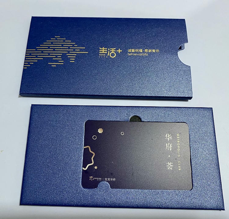 Ova slika prikazuje Prilagođene luksuzne VIP kartice za premijum članstvo sa štampanim logotipom za primenu na plastičnim karticama.