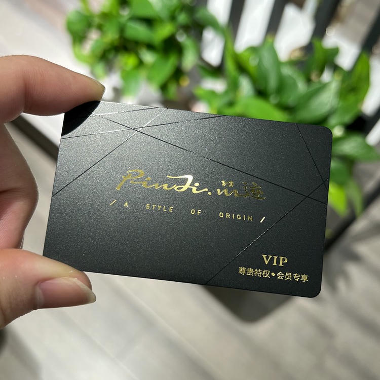 Ova slika prikazuje Luksuzne VIP kartice za premijum članstvo i RFID pristup i ističe štampani logotip za primene iz kategorije Plastične kartice.