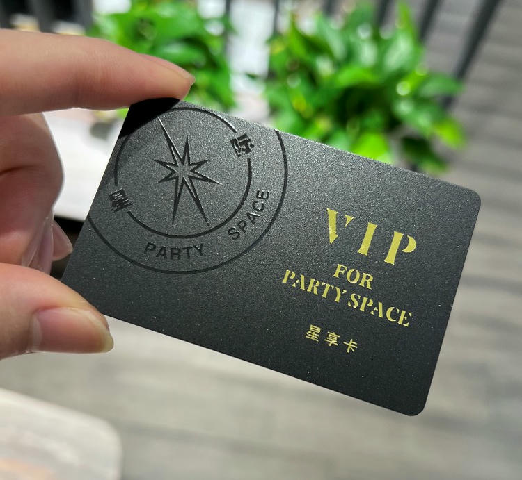 Fotografija proizvoda Prilagođene luksuzne VIP kartice za premijum članstvo prikazuje bočni izgled u kategoriji Plastične kartice.