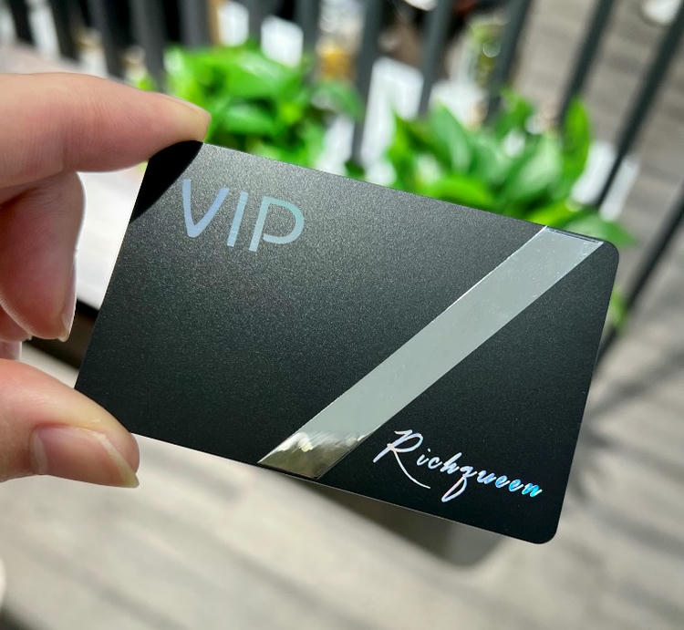 Prilagođene luksuzne VIP kartice za premijum članstvo prikazane iz perspektive dizajna veličine za novčanik za primene plastičnih kartica.