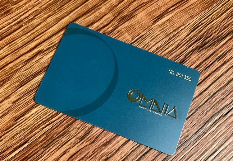 Fotografija proizvoda prilagođenih plastičnih kartica sa metalnim oznakama prikazuje štampanje barkoda u kategoriji plastičnih kartica.