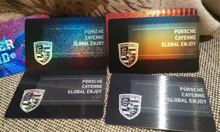 Prilagođene kartice vrhunske završne obrade za luksuzni brending prikazane sa fokusom na poređenje proizvoda za projekte plastičnih kartica.