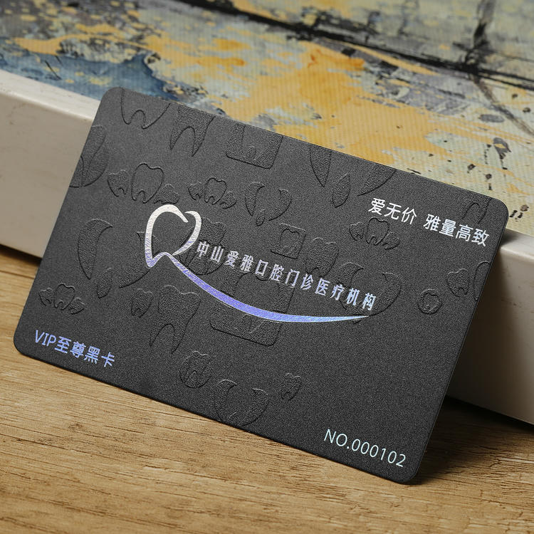Fotografija proizvoda PVC kartice sa reljefnim 3D logotipom i teksturom sa prikazom beskontaktno skeniranje za kupce koji porede rešenja iz kategorije Plastične kartice.