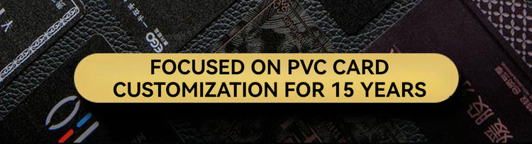 Ova slika prikazuje prilagođene PVC kartice sa podignutim reljefom za vrhunsko brendiranje, dizajn veličine novčanika za primene plastičnih kartica.