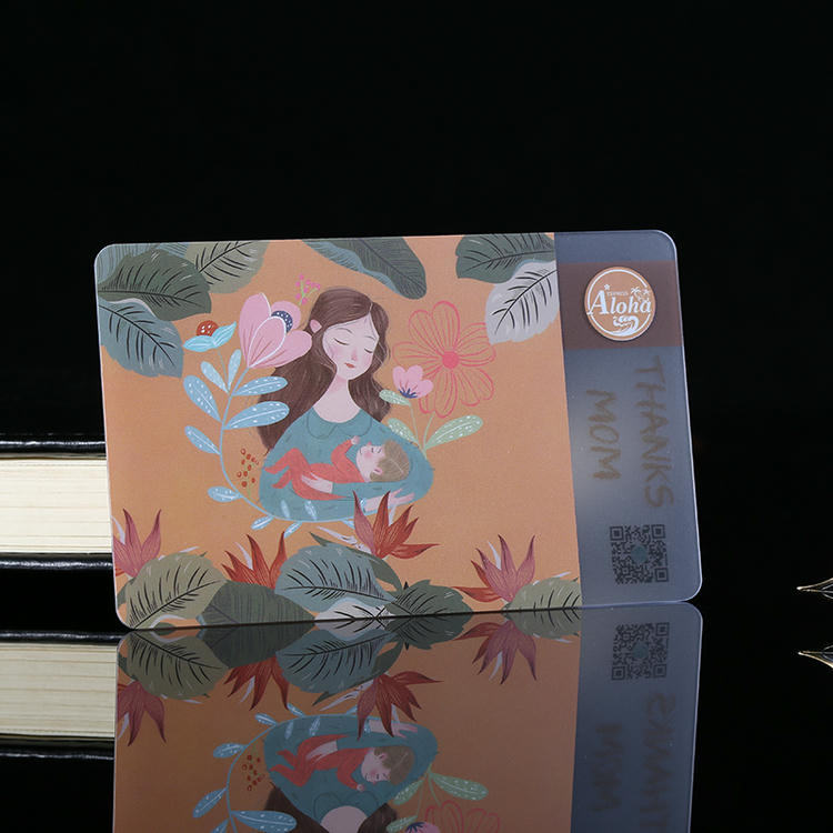 Prilagođene transparentne kartice za nagrade za programe lojalnosti prikazane sa prednje strane za kupce koji upoređuju rešenja plastičnih kartica.