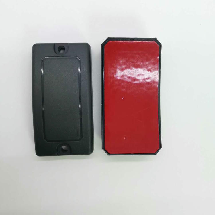 Radnik koristi ručni RFID skener za očitavanje podataka sa oznake postavljene na metalnu plinsku bocu.