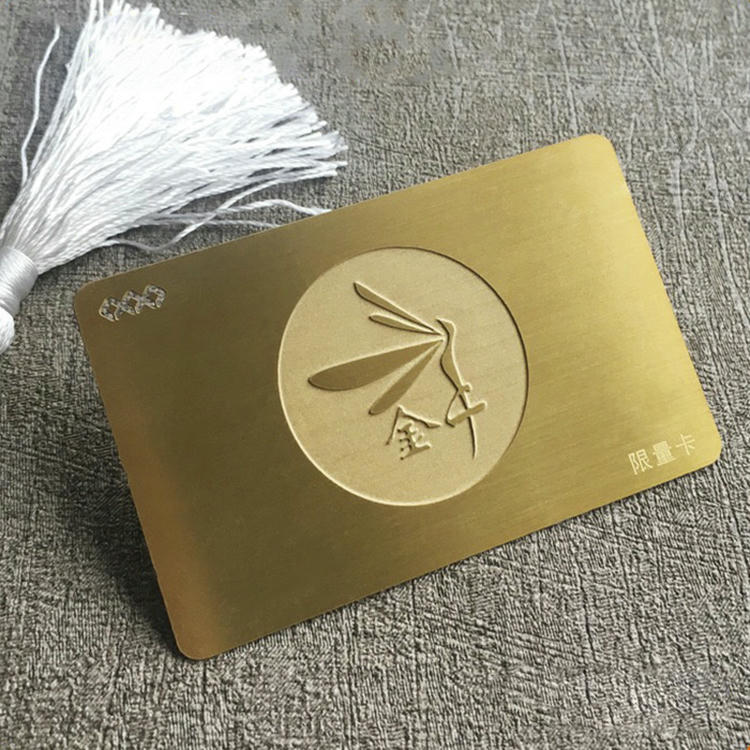 Metalna vizitkarta ima brušenu zlatnu završnu obradu s reljefnim medaljonom koji naglašava raskošan identitet brenda.