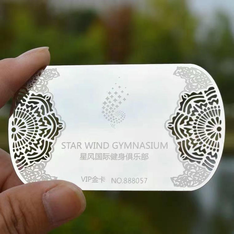 Ova metalna vizitkarta ima ukrašene laserski isečene ivice i sjajnu ogledalsku površinu za prestižno VIP članstvo.