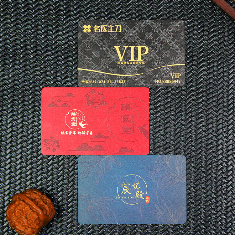 Set od tri premijum metalne vizit karte prikazane zajedno radi ilustracije opcija VIP članstva u klubu u više boja.