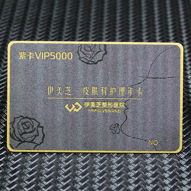 Plava premijum metalna vizit karta sa zlatnim okvirom i uzorkom ruže koja prikazuje VIP člansku karticu kluba sa numerisanim poljem.