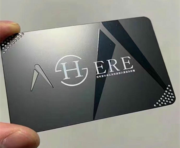 Crna luksuzna VIP metalna poslovna karta koju drži ruka, sa graviranim logotipom i geometrijskim akcentima za premijum identitet članstva.