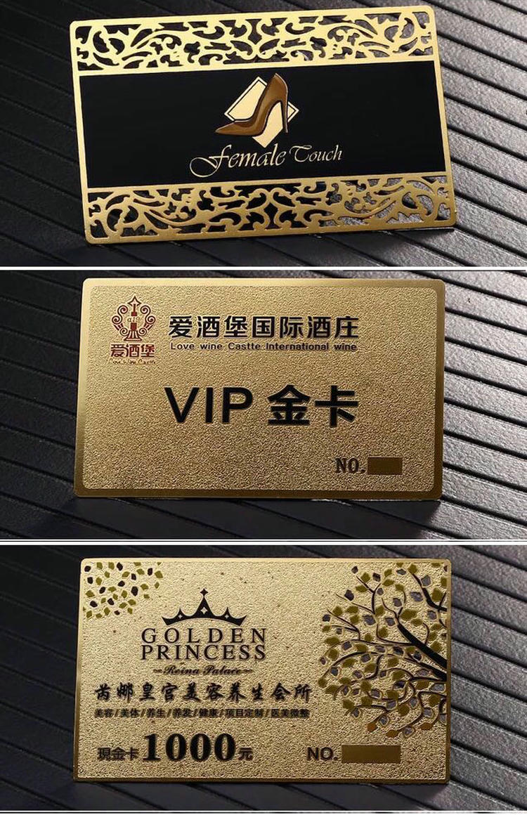 Set zlatnih luksuznih VIP metalnih poslovnih kartica prikazan zajedno radi predstavljanja različitih dekorativnih okvira i premijum rasporeda članstva.