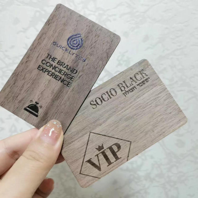 Hrastova pristupna kartica sa štampom promenljivih podataka i QR kodom za praćenje članstva i upravljanje gostima