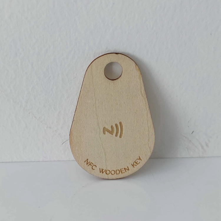 Detaljan snimak koji se fokusira na ojačane ivice i uglove hrastove kartice dizajnirane za izdržljivost pri ponovljenom umetanju.