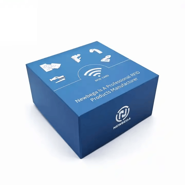 Ova slika ističe prilagođene gravirane RFID drvene poklon kartice dizajna veličine novčanika za drvenih kartica primene.