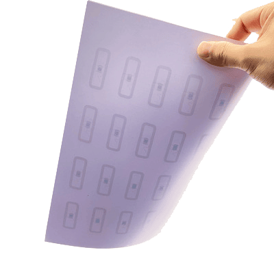Prikaz pokazuje standardni mrežni raspored predlaminiranih RFID uložaka za pametne kartice namenjenih efikasnoj izradi tela bedževa.