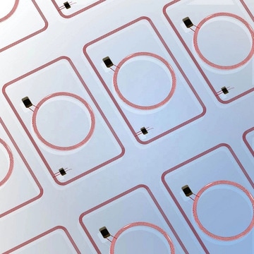 Fotografija prikazuje gotove bibliotečke kartice koje koriste interne RFID prelaminirane inlaje za automatsko praćenje knjiga i bezbednu kontrolu pristupa.